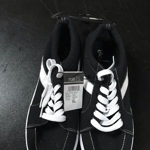 Black and white tennis shoe size 10